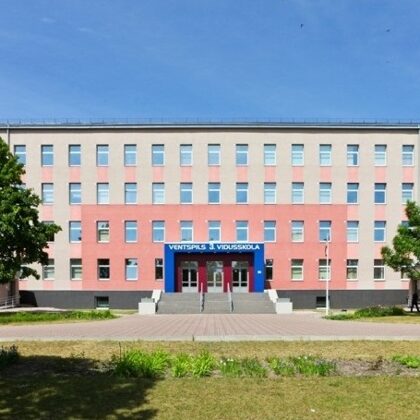 Ar ēkas fasādes renovāciju saistītie būvdarbi Ventspils 3. vidusskolā