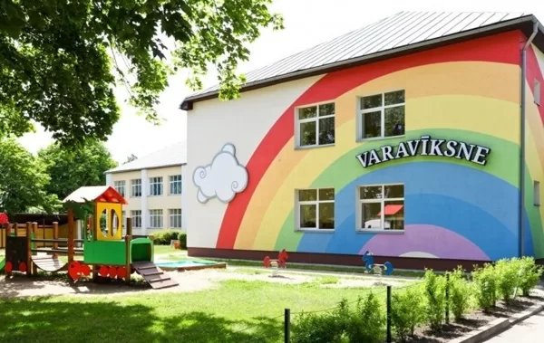 Ar ēkas fasādes renovāciju saistītie būvdarbi bērnudarzā "Varavīksne"