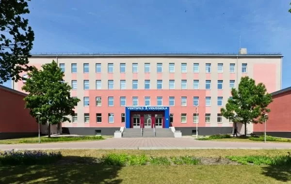 Ar ēkas fasādes renovāciju saistītie būvdarbi Ventspils 3. vidusskolā