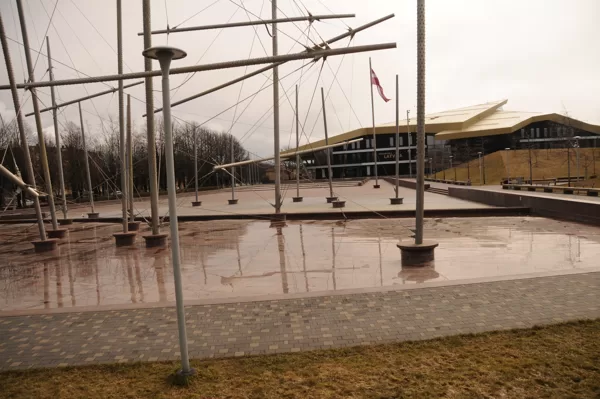 Granīta plātņu uzstādīšana Lielajā laukumā, Ventspilī