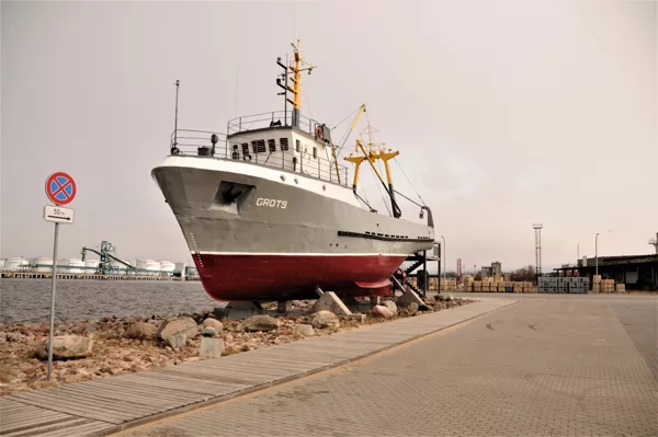 Kuģa “Grots” uzstādīšana Dienvidu mols 5, Ventspilī