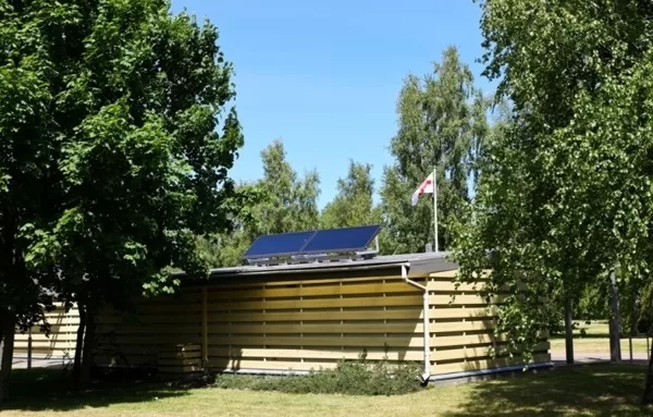 Saules kolektoru uzstādīšanas darbi Piedzīvojumu parkā Ventspilī
